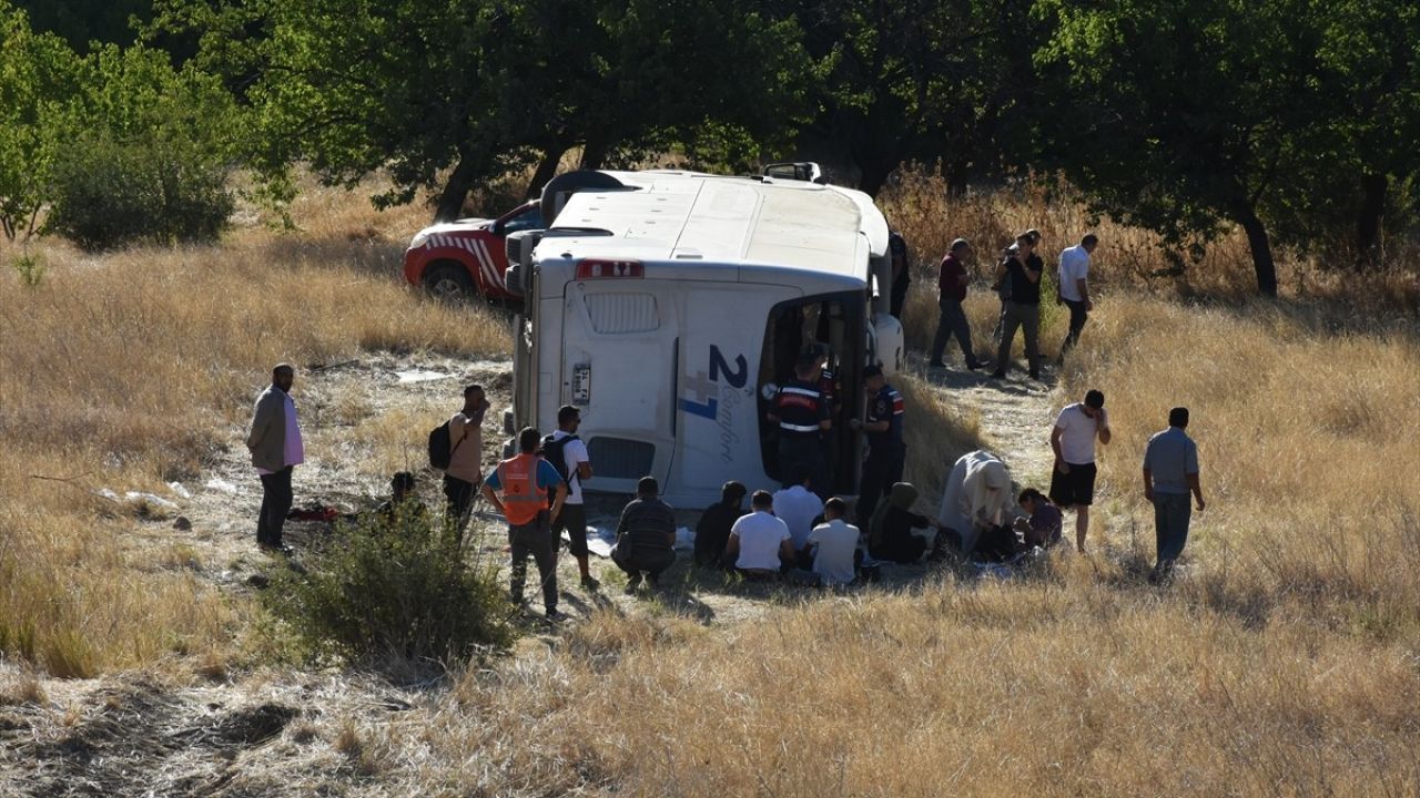 Malatya'da Yolcu Otobüsü Devrildi: 22 Yaralı