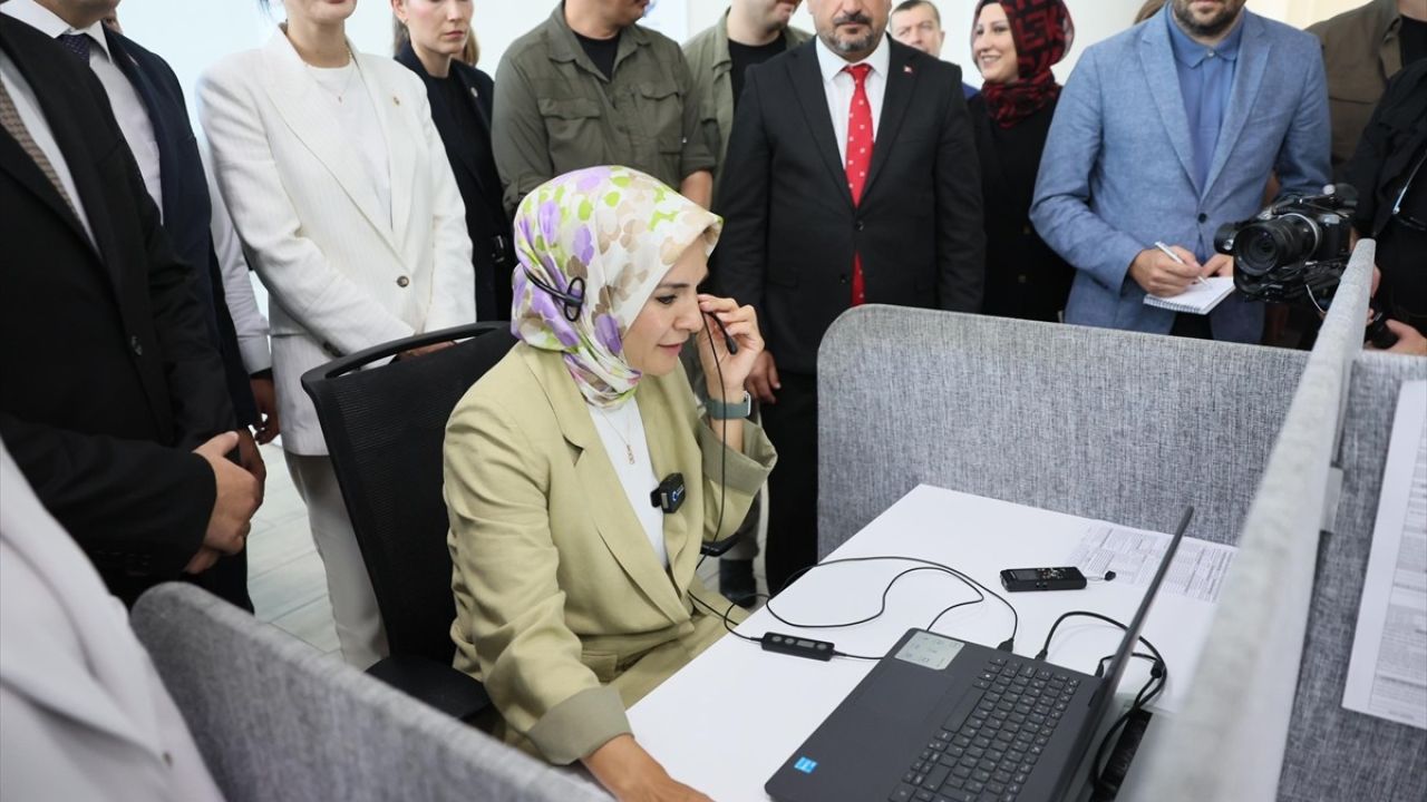 Bakan Göktaş, Alo 144'te Telefon Cevaplayarak Genç Bir Kızı Mutlu Etti