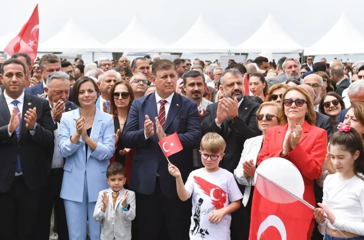 Başkan Tugay CHP İzmir il Başkanlığı'nda 23 Nisan törenine katıldı