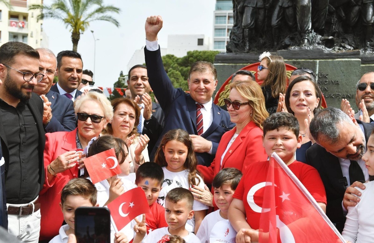 Başkan Tugay CHP İzmir il Başkanlığı'nda 23 Nisan törenine katıldı