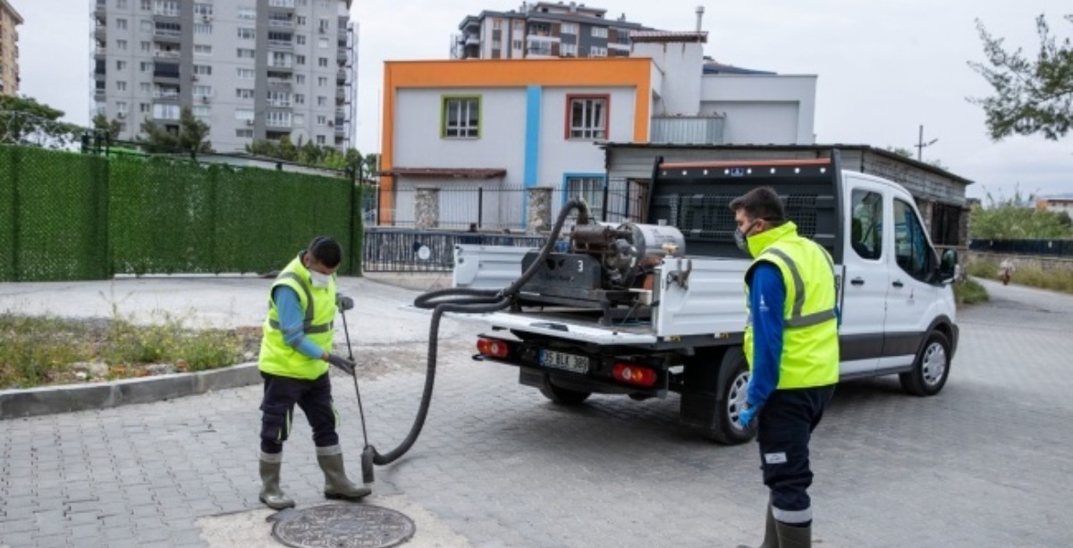 İzmir Büyükşehir Belediyesi sivrisinek ve haşerelere karşı ilaçlama başlattı