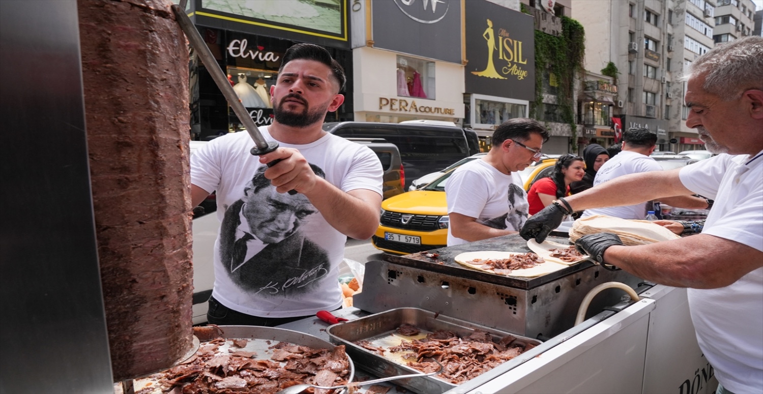 İzmir'de 23 Nisan'a özel çocuklara bedava döner dağıtıldı