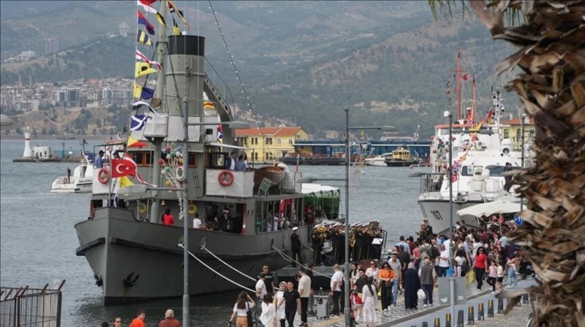 TCG Nusret Müze Gemisi, Konak Pier'e demirlendi