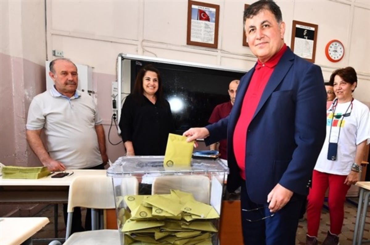 Başkan Tugay, İzmir Tabip Odası'nın seçimlerinde oy kullandı