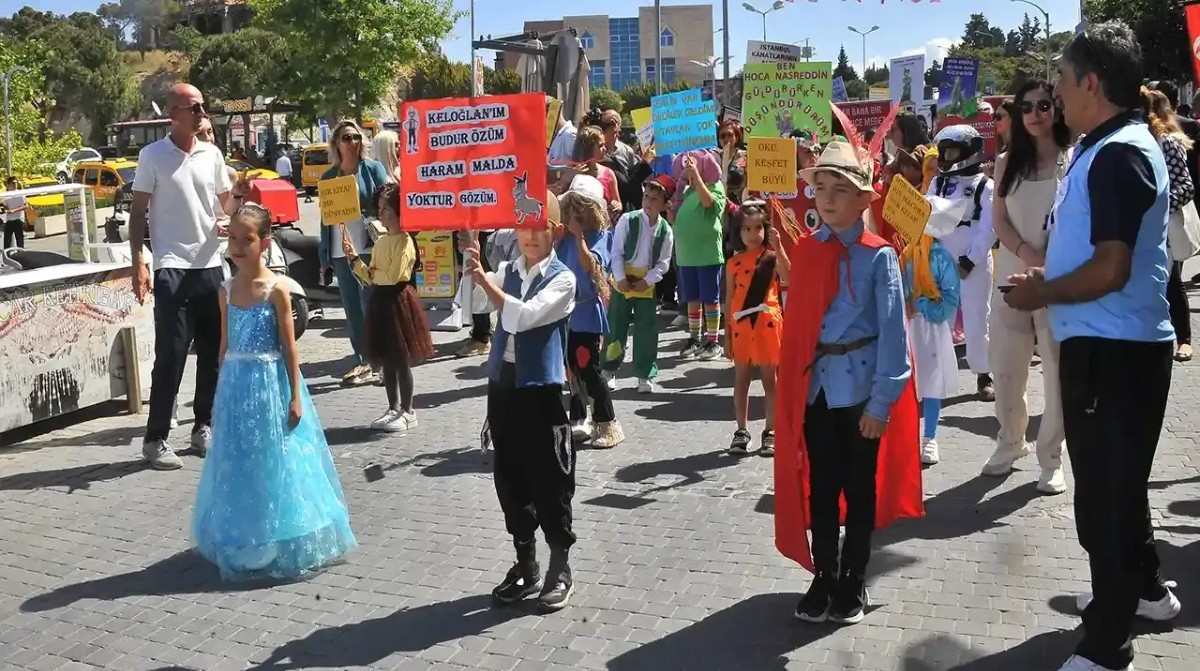 İzmir Çeşme'de kitap takas şenliği yapıldı