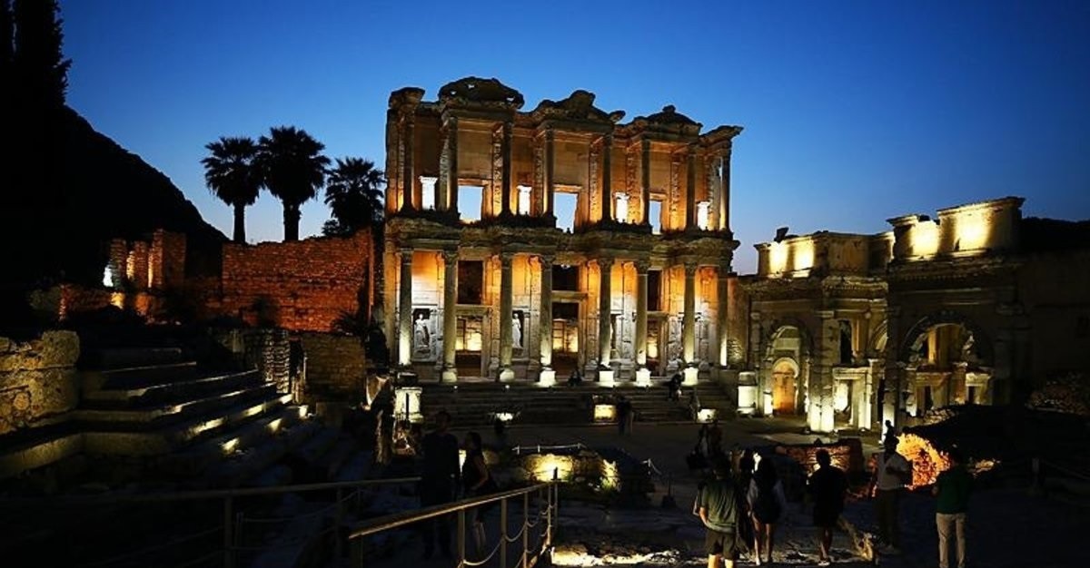 Efes Antik Kenti gece ziyaretlerine açıldı