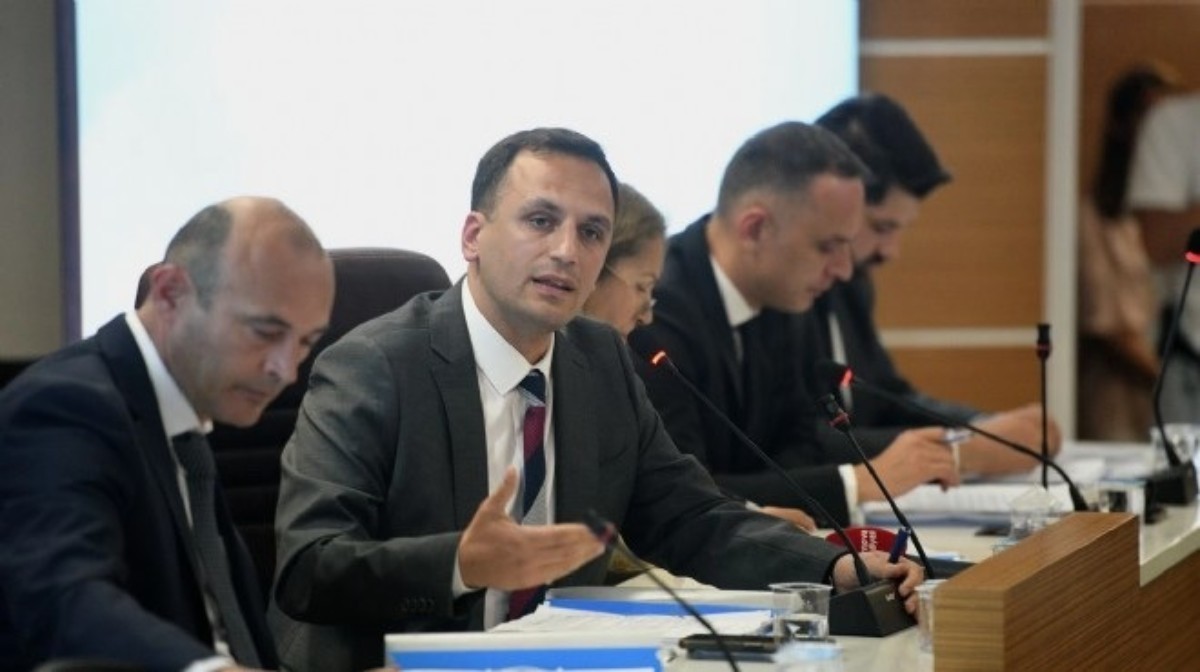 Karabağlar Belediyesi'nde 175 milyon borçlanma gündem oldu