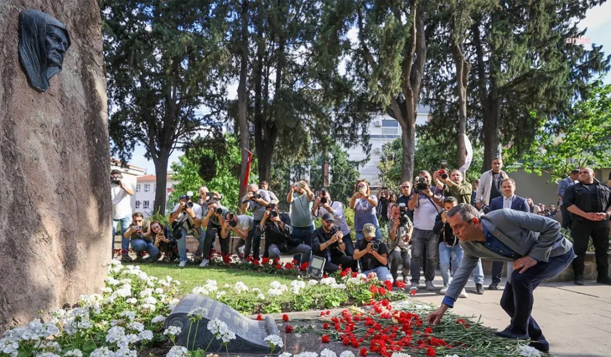 CHP Genel Başkanı Özgür Özel, Zübeyde Hanım'ın kabrini ziyaret etti
