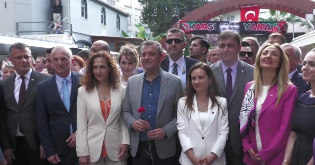 CHP Genel Başkanı Özgür Özel, Zübeyde Hanım'ın kabrini ziyaret etti