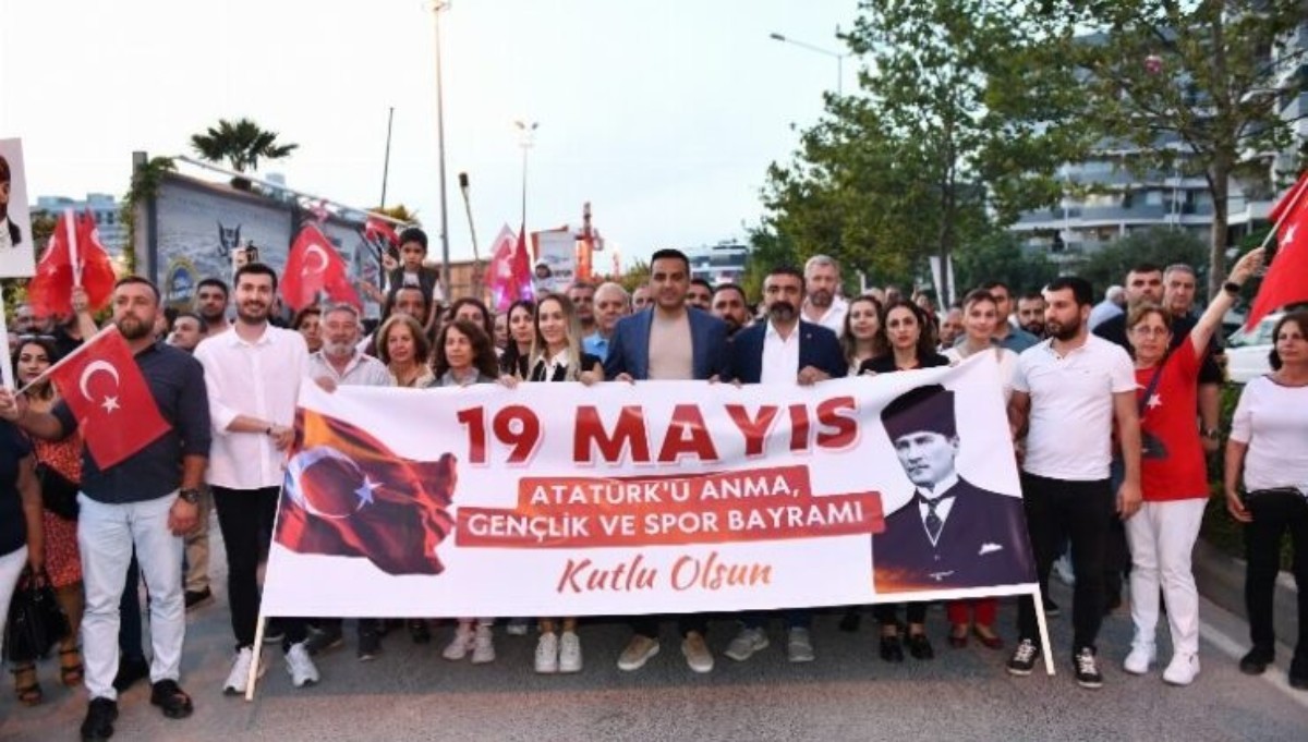 Çiğli'de 19 Mayıs kutlamaları kapsamında Vosvos turu düzenlendi