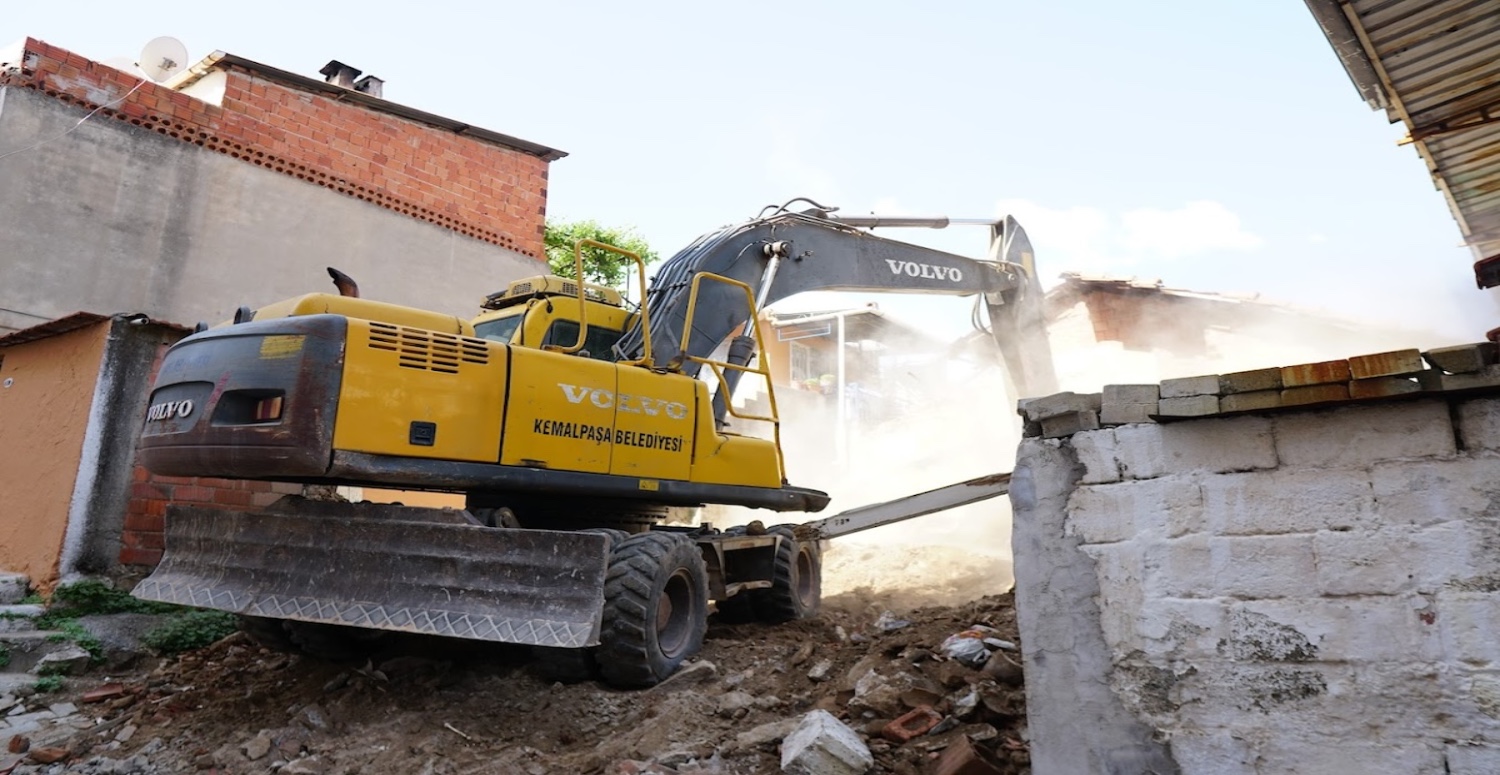 Kemalpaşa'daki metruk binalar tek tek yıkılıyor