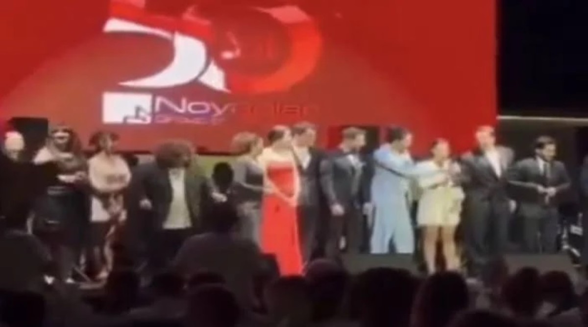 Ceyda Düvenci ödül töreninde soğuk rüzgarlar estirdi