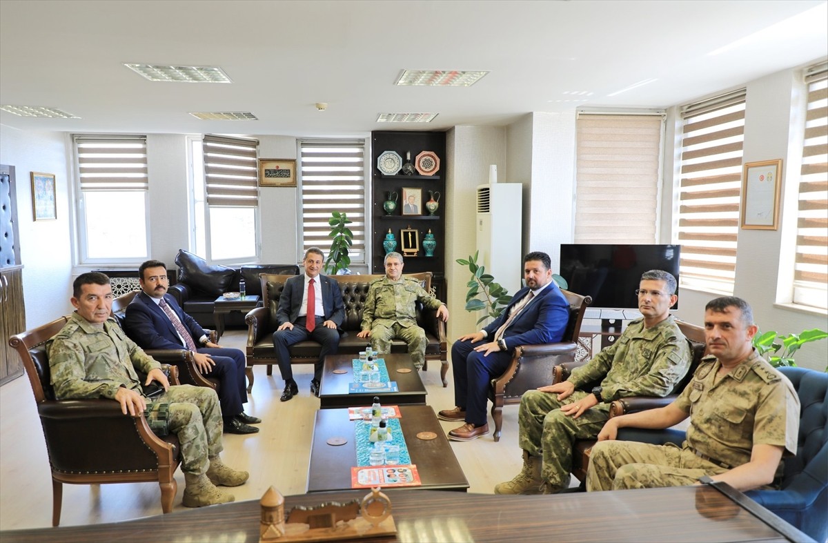Bitlis'in Ahlat ilçesine gelen Kara Kuvvetleri Komutanı Orgeneral Selçuk Bayraktaroğlu, ziyaret ve...