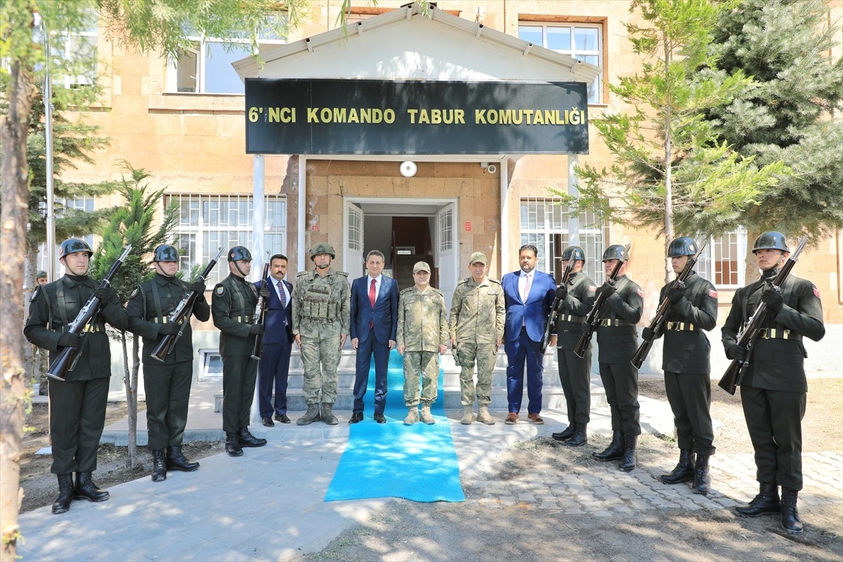 Bitlis'in Ahlat ilçesine gelen Kara Kuvvetleri Komutanı Orgeneral Selçuk Bayraktaroğlu, ziyaret ve...