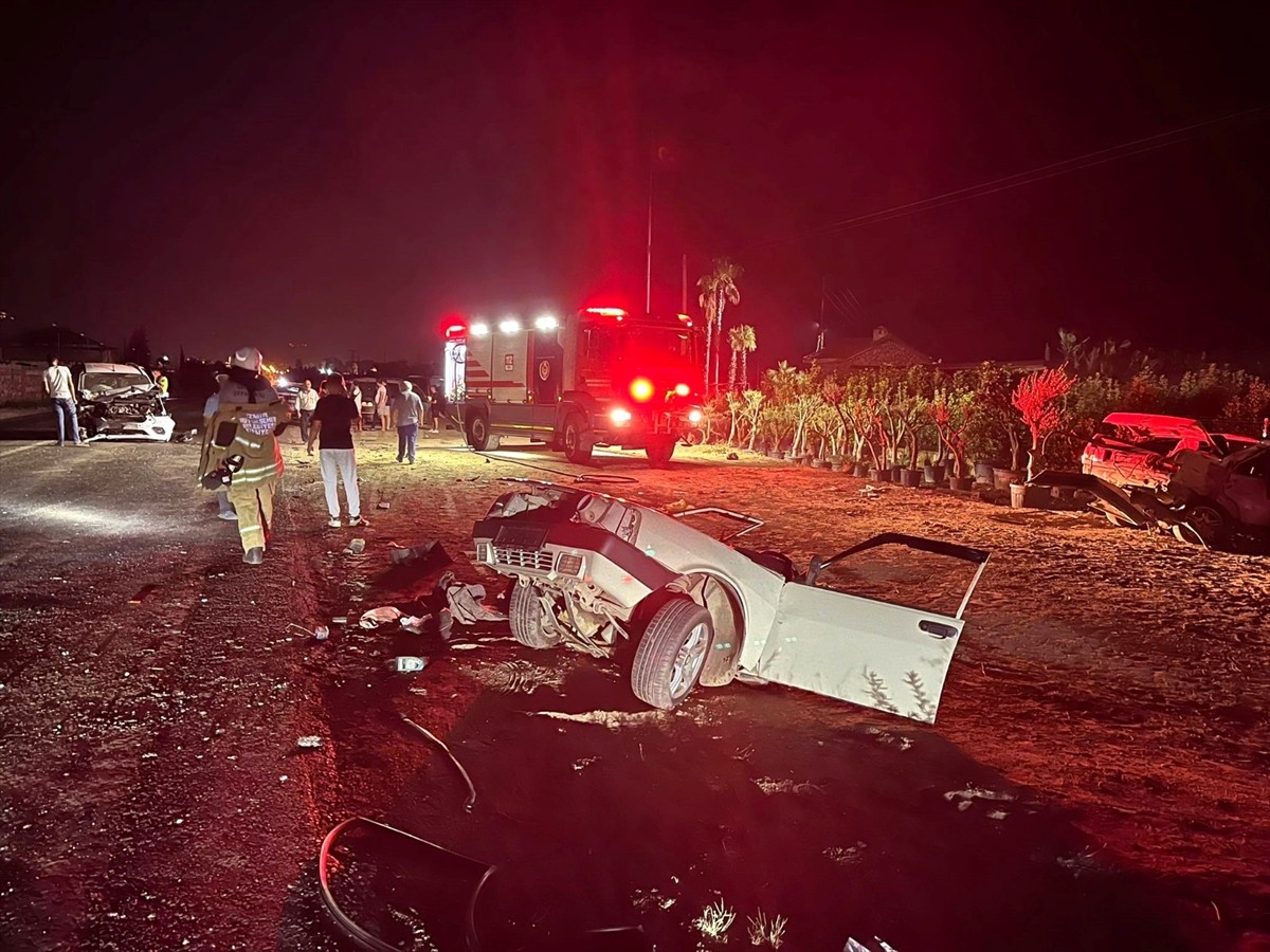 <div>İzmir'in Ödemiş ilçesinde hafif ticari araç ile otomobilin çarpışması sonucu 2'si çocuk 5...