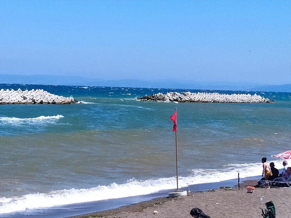 Düzce'nin Akçakoca ilçesinde olumsuz koşullar sebebiyle denize girmek yasaklandı. Cankurtaran...