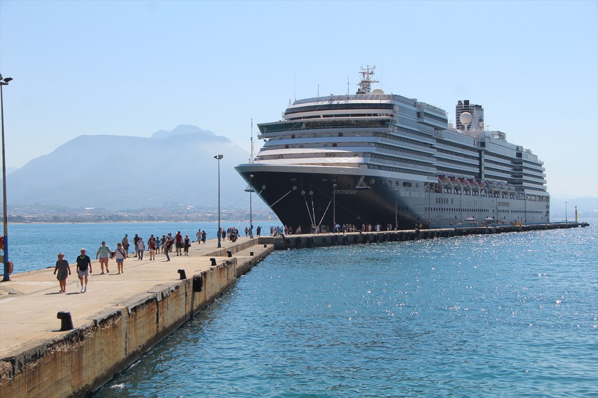 Hollanda bayraklı "Oosterdam" adlı kruvaziyer, Antalya'nın Alanya ilçesine geldi. Turistler...