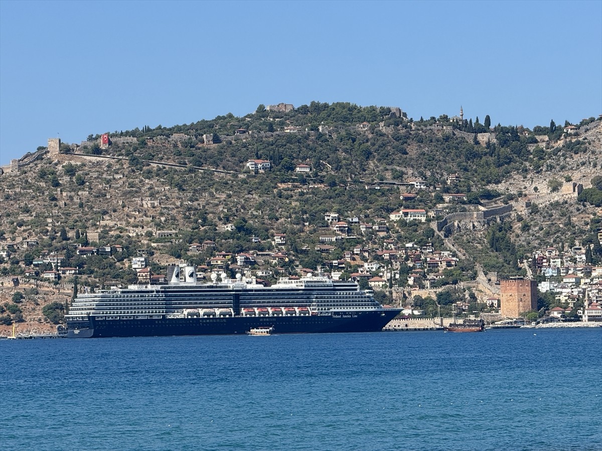 Hollanda bayraklı "Oosterdam" adlı kruvaziyer, Antalya'nın Alanya ilçesine geldi. Turistler...