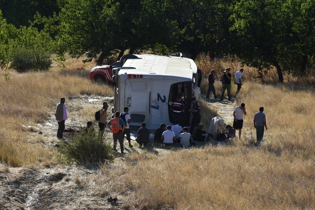 Malatya'nın Akçadağ ilçesinde yolcu otobüsünün devrilmesi sonucu 3'ü ağır 14 kişi...
