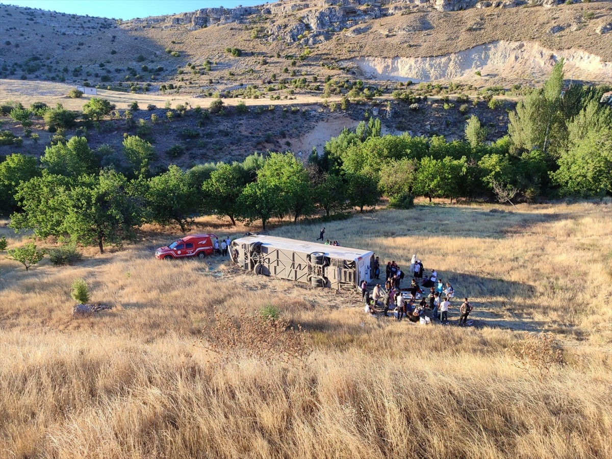 Malatya'nın Akçadağ ilçesinde yolcu otobüsünün devrilmesi sonucu ilk belirlemelere göre 11 kişi...