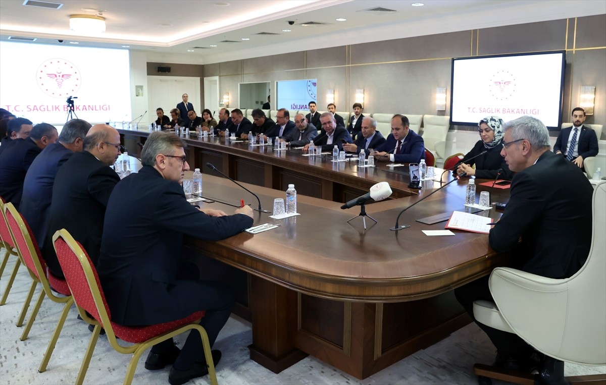 Sağlık Bakanı Kemal Memişoğlu, medya kuruluşlarının Ankara temsilcileriyle bir araya...