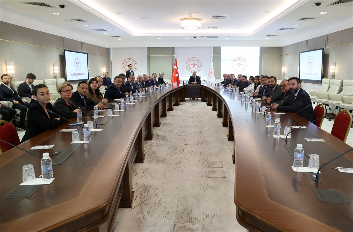 Sağlık Bakanı Kemal Memişoğlu, medya kuruluşlarının Ankara temsilcileriyle bir araya...