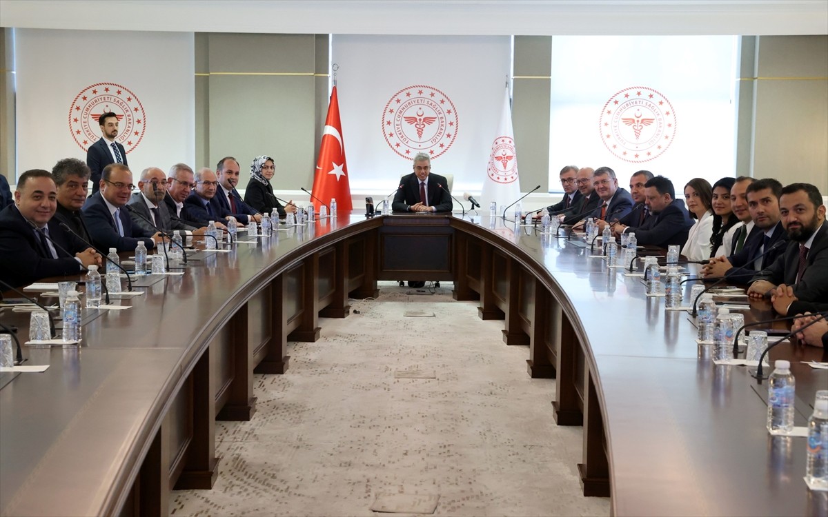 Sağlık Bakanı Kemal Memişoğlu, medya kuruluşlarının Ankara temsilcileriyle bir araya...