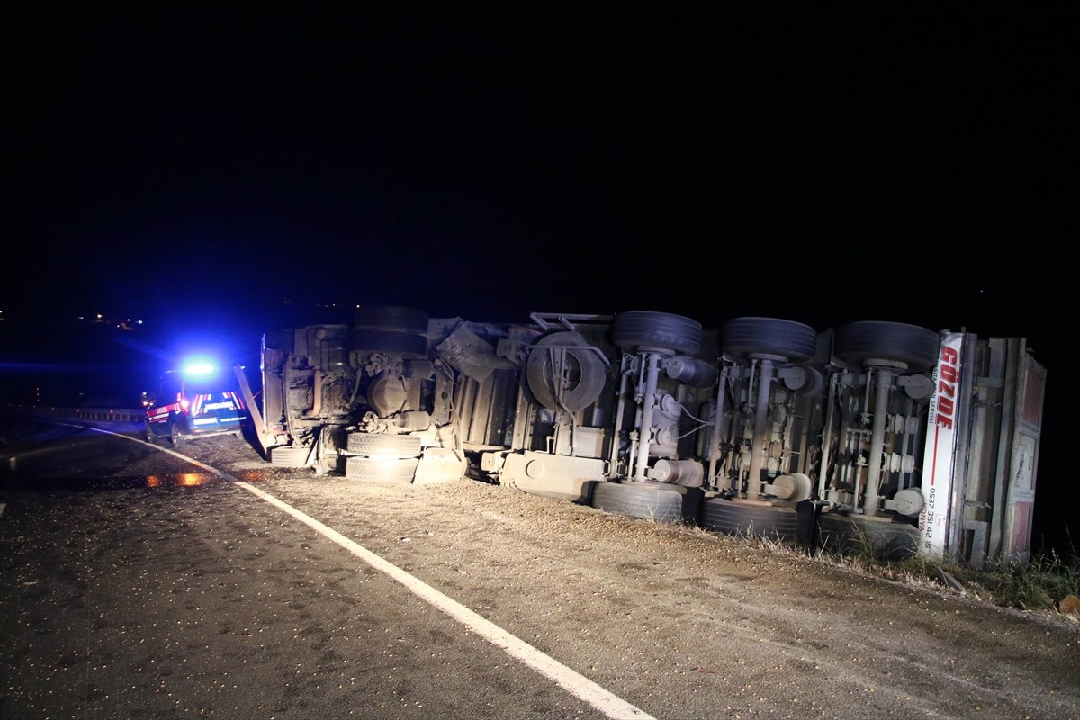 Uşak'ta devrilen mısır yüklü tırın sürücüsü yaralandı. Kaza yerine 112 Acil Sağlık, polis...
