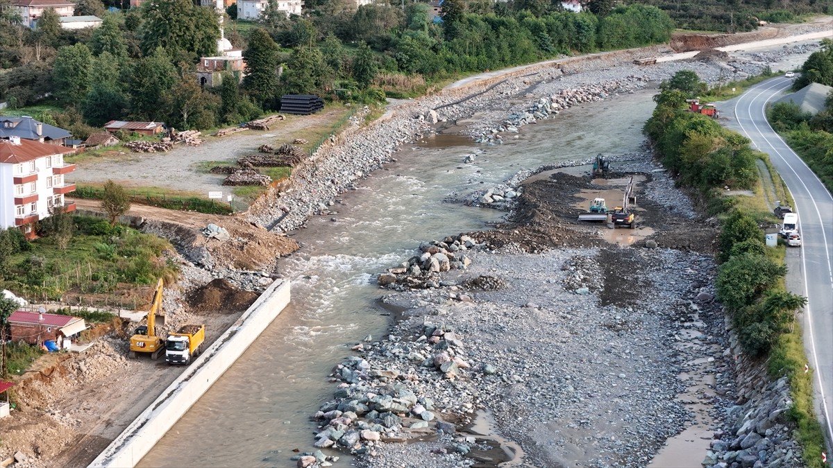 Artvin'in şiddetli yağışların ardından taşkın ve heyelanların meydana geldiği Arhavi ilçesinde...