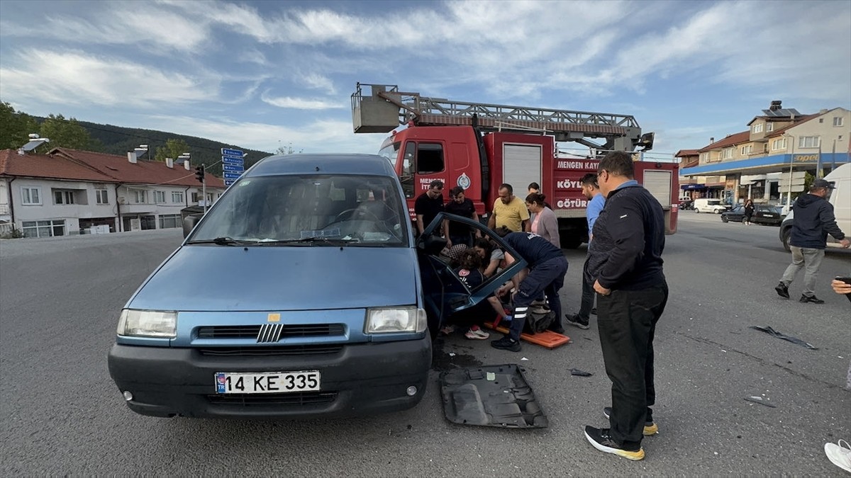 Bolu'nun Mengen ilçesinde ambulansla çarpışan hafif ticari aracın sürücüsü yaralandı.