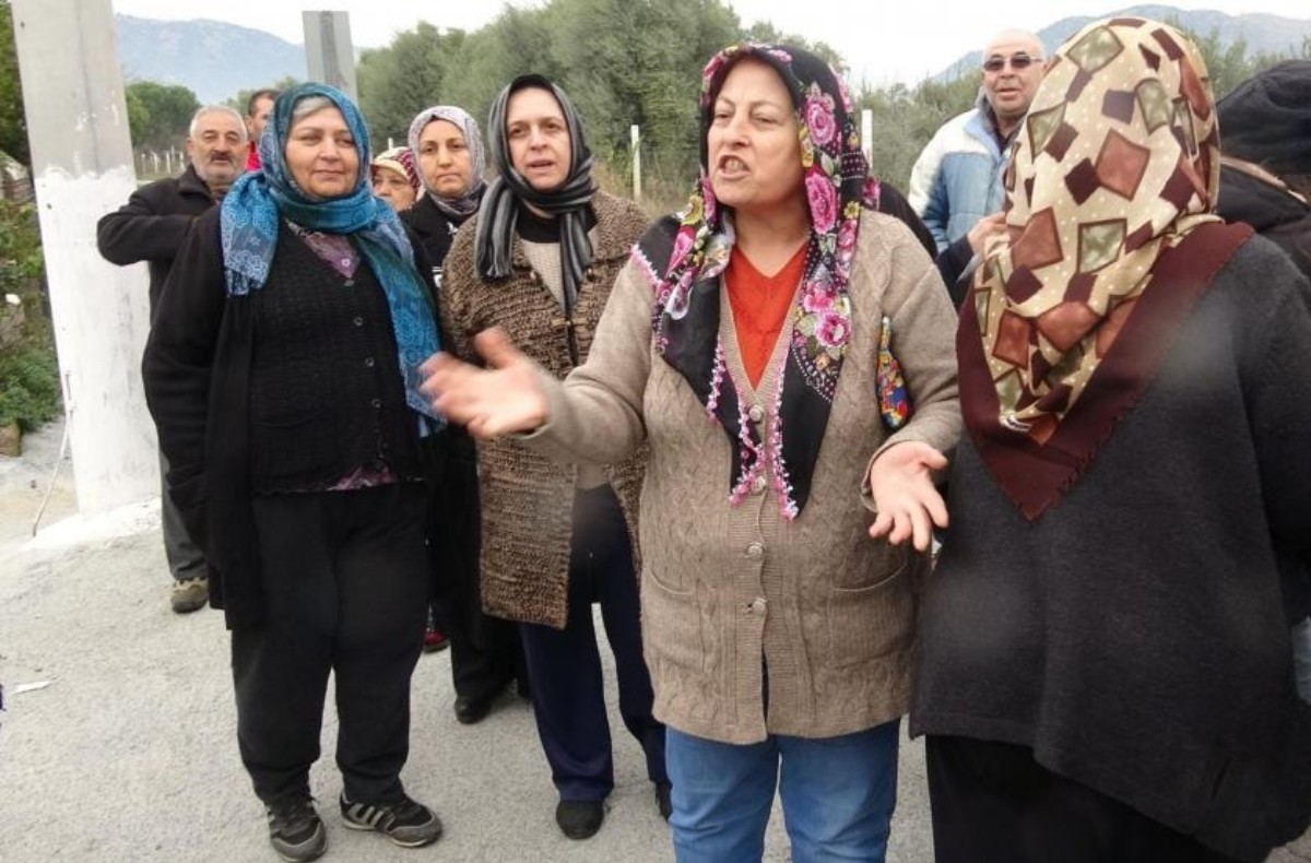 Aydın'da işlerini kaybeden 100 işçi fabrika önünde eylem yaptı