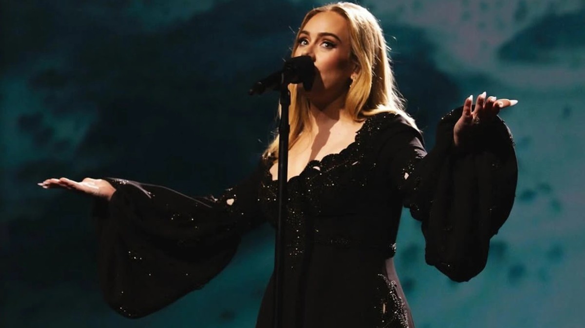 Adele'in o şarkısına yasak kararı