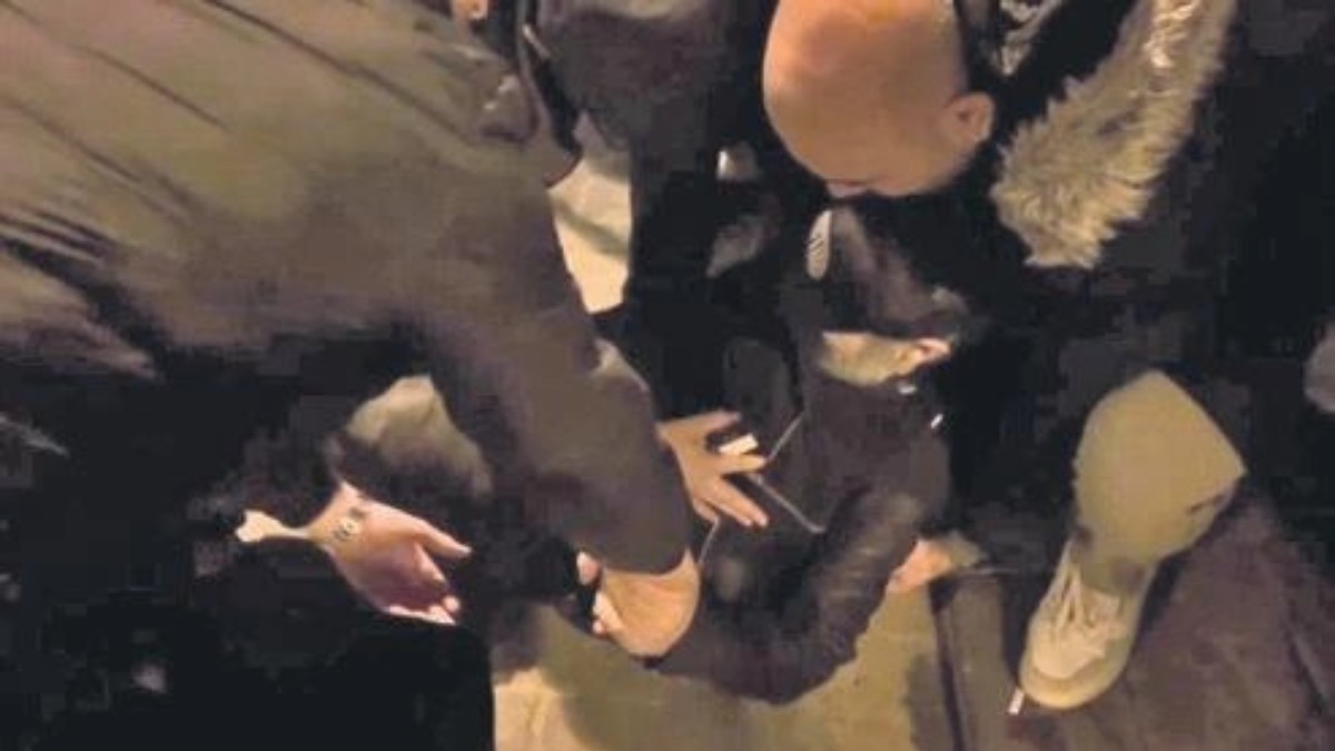 Mekandan çıkarken birden yere yığılan Nejat İşler'in zor anları