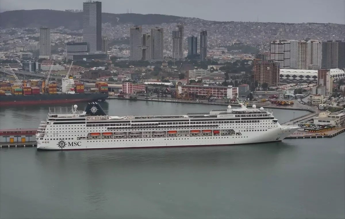 2 bin 700 turist taşıyan MSC Sinfonia İzmir Limanı'na demir attı