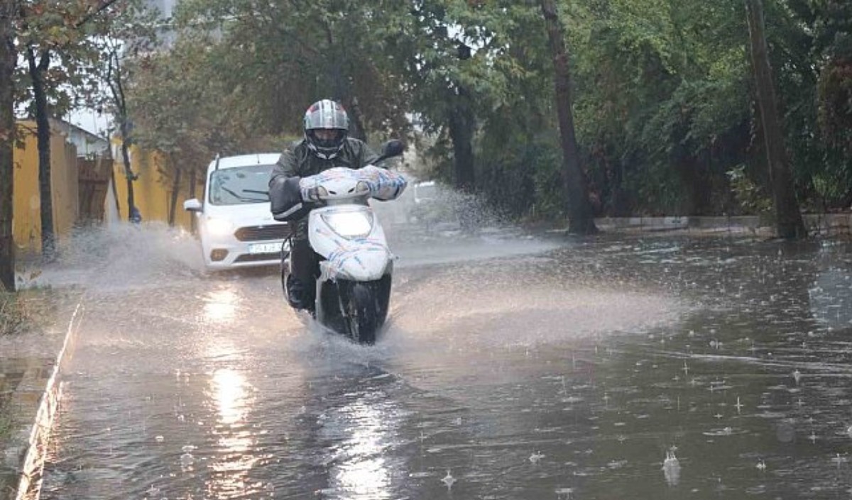 İzmir'de etkili olan sağanak yağış yolları göle çevirdi